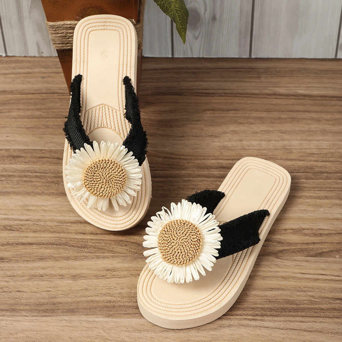 Women's fashion trend Sunflower PP grass anti-slip wear soft sole flat flip-flops